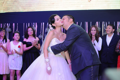 Chú rể không ngần ngại thể hiện tình yêu bằng cách hôn vợ trong những tràng vỗ tay tán dương của gia đình và quan khách. (Theo vmode) Chú rể không ngần ngại thể hiện tình yêu bằng cách hôn vợ trong những tràng vỗ tay tán dương của gia đình và quan khách. (Theo vmode)