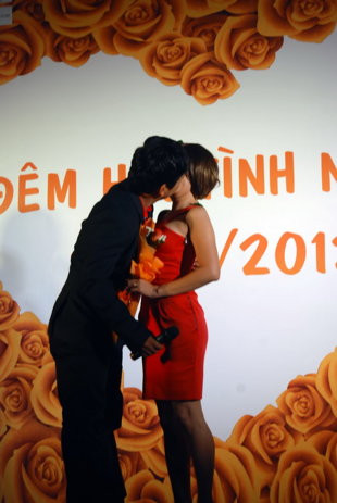 Nụ hôn say đắm của đôi “uyên ương” trong đêm tình nhân. (Theo yahoo) Nụ hôn say đắm của đôi “uyên ương” trong đêm tình nhân. (Theo yahoo)