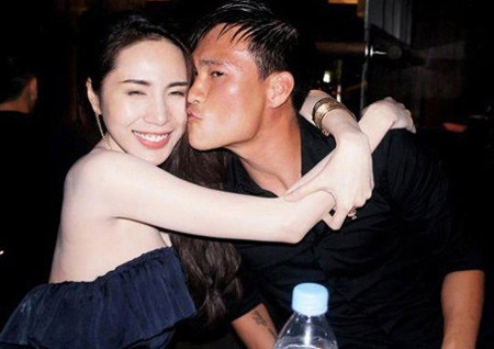 Thủy Tiên diện váy khoe lưng trần gợi cảm thoải mái vui đùa bên chàng cầu thủ Công Vinh. Cả hai tỏ ra rất tình tứ, liên tục khoác vai nhau và cười thật tươi trước ống kính. Thậm chí, nữ ca sĩ còn “hào phóng” hôn lên má chồng sắp cưới của mình để tạo dáng. (Theo VTC)