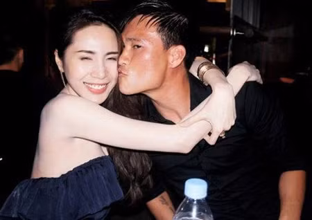 Thủy Tiên diện váy khoe lưng trần gợi cảm thoải mái vui đùa bên chàng cầu thủ Công Vinh. Cả hai tỏ ra rất tình tứ, liên tục khoác vai nhau và cười thật tươi trước ống kính. Thậm chí, nữ ca sĩ còn “hào phóng” hôn lên má chồng sắp cưới của mình để tạo dáng. (Theo VTC)
