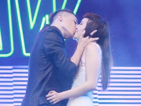 Lần đầu tiên song ca cùng nhau nhưng cả hai đã khiến khán giả bất ngờ bởi nụ hôn của cặp đôi đang yêu nhau ngoài đời này. (Theo bee)