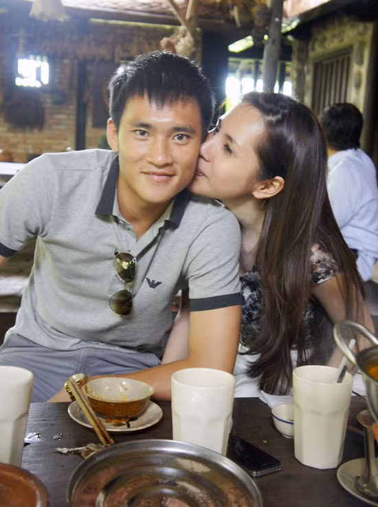 Cặp đôi Công Vinh - Thủy Tiên "hồn nhiên" trao nhau nụ hôn trong một quán ăn.