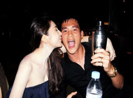 Mối tình Beck – Vic Việt Nam này ngày càng được công chúng quan tâm. Đặc biệt là khi những khoảng khắc tình tứ, thân mật của cặp đôi nổi tiếng nhất showbiz Việt này đã bị rò rỉ trên mạng.