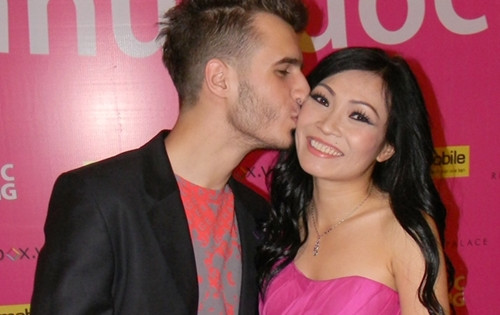 Xuất hiện ở một sự kiện tại TP HCM, nữ ca sĩ Phương Thanh nổi bật với váy hồng nữ tính khi đi cùng bạn nhảy. Ivan không mgần ngại hôn chị Chanh ngay tại thảm đỏ. (Theo yeah1) Xuất hiện ở một sự kiện tại TP HCM, nữ ca sĩ Phương Thanh nổi bật với váy hồng nữ tính khi đi cùng bạn nhảy. Ivan không mgần ngại hôn chị Chanh ngay tại thảm đỏ. (Theo yeah1)