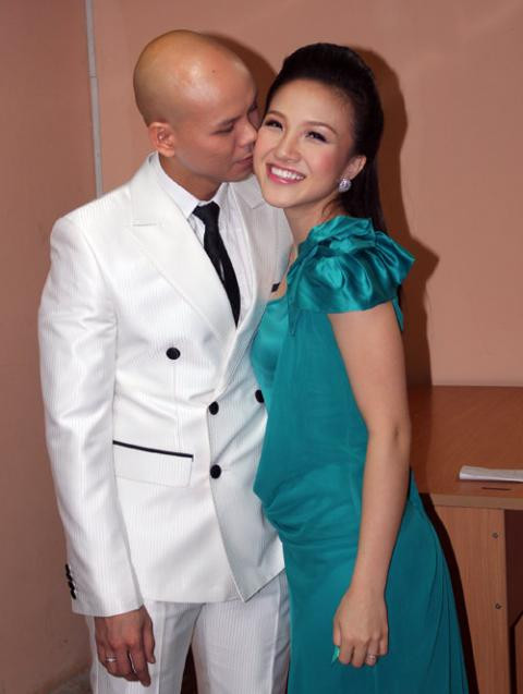 Phan Đinh Tùng và vợ mới cưới không ngần ngại trao cho nhau những cái ôm tình tứ và cả nụ hôn ấm áp phía sau hậu trường trong đêm nhạc "Quà tặng tình yêu" tối 17/03 tại sân khấu Công viên Lê Thị Riêng (TP.HCM) Phan Đinh Tùng và vợ mới cưới không ngần ngại trao cho nhau những cái ôm tình tứ và cả nụ hôn ấm áp phía sau hậu trường trong đêm nhạc "Quà tặng tình yêu" tối 17/03 tại sân khấu Công viên Lê Thị Riêng (TP.HCM)