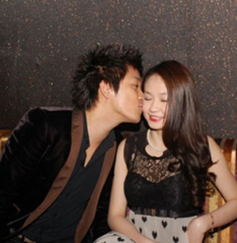 Những hình ảnh thân mật của chàng ca sĩ đào hoa Tuấn Hưng với cô gái trẻ tên Hương sinh năm 90 khiến cư dân mạng bàn tán xôn xao một thời gian dài. (Theo megafun) Những hình ảnh thân mật của chàng ca sĩ đào hoa Tuấn Hưng với cô gái trẻ tên Hương sinh năm 90 khiến cư dân mạng bàn tán xôn xao một thời gian dài. (Theo megafun)