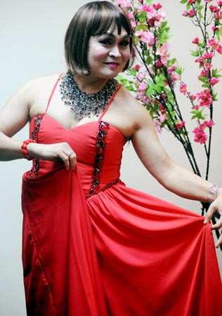 Xuân Hinh cũng là một trong những nghệ sĩ hài diễn nhiều vai giả gái Xuân Hinh cũng là một trong những nghệ sĩ hài diễn nhiều vai giả gái