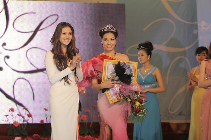 Thiên Kim có tên thật là Trần Thị Hoa - là người mẫu thời trang, diễn viên điện ảnh. Cô từng tham gia một vai diễn trong bộ phim Lệnh xóa sổ. Thiên Kim quê Hải Dương giành cú đúp với giải Á khôi 3 và Thí sinh có hình thể đẹp nhất. Miss Shining Beauty là một cuộc thi cấp quận, do Trung tâm văn hóa Quận 12 phối họp cùng Câu lạc bộ Thanh Niên Model tổ chức. Cuộc thi nhằm tôn vinh nét đẹp tỏa sáng và phát huy những giá trị truyền thống Văn hóa của người con gái Việt Nam. Đối tượng dự thi là các bạn nữ chưa kết hôn, có chiều cao từ 1m58 trở lên, từ độ tuổi 16 đến 27. Thiên Kim có tên thật là Trần Thị Hoa - là người mẫu thời trang, diễn viên điện ảnh. Cô từng tham gia một vai diễn trong bộ phim Lệnh xóa sổ. Thiên Kim quê Hải Dương giành cú đúp với giải Á khôi 3 và Thí sinh có hình thể đẹp nhất. Miss Shining Beauty là một cuộc thi cấp quận, do Trung tâm văn hóa Quận 12 phối họp cùng Câu lạc bộ Thanh Niên Model tổ chức. Cuộc thi nhằm tôn vinh nét đẹp tỏa sáng và phát huy những giá trị truyền thống Văn hóa của người con gái Việt Nam. Đối tượng dự thi là các bạn nữ chưa kết hôn, có chiều cao từ 1m58 trở lên, từ độ tuổi 16 đến 27.