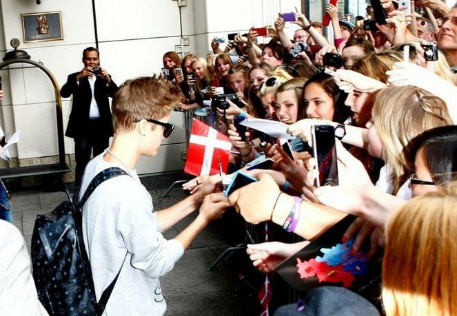 Và không quên ký tặng người hâm mộ của mình. Và không quên ký tặng người hâm mộ của mình.