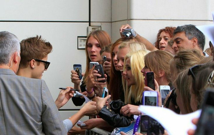 Cả đường phố bắt đầu náo loạn vì tiếng reo hò của các fans. Cả đường phố bắt đầu náo loạn vì tiếng reo hò của các fans.