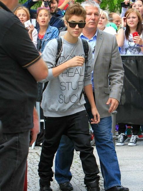 Cả đường phố bắt đầu náo loạn vì tiếng reo hò của các fans. Cả đường phố bắt đầu náo loạn vì tiếng reo hò của các fans.