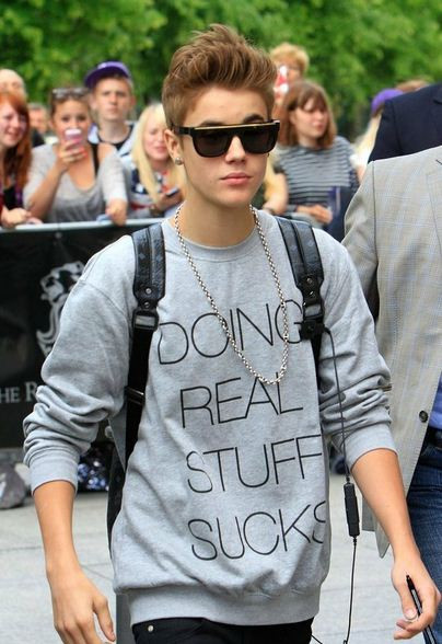 Dù đã đeo kính đen nhưng sự xuất hiện của chàng ca sĩ nổi tiếng người Canada đã nhanh chóng bị người hâm mộ phát hiện. Dù đã đeo kính đen nhưng sự xuất hiện của chàng ca sĩ nổi tiếng người Canada đã nhanh chóng bị người hâm mộ phát hiện.