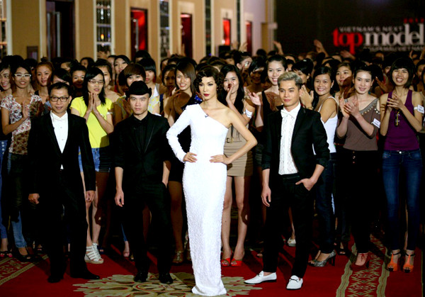 Các giám khảo xuất hiện trong sự chào đón nồng nhiệt của hàng trăm thí sinh tới dự thi. Hình ảnh sang trọng, lịch lãm của bộ tứ gây ấn tượng mạnh với những cô gái lần đầu thử sức, tìm kiếm cơ hội trở thành người mẫu chuyên nghiệp. Các giám khảo xuất hiện trong sự chào đón nồng nhiệt của hàng trăm thí sinh tới dự thi. Hình ảnh sang trọng, lịch lãm của bộ tứ gây ấn tượng mạnh với những cô gái lần đầu thử sức, tìm kiếm cơ hội trở thành người mẫu chuyên nghiệp.