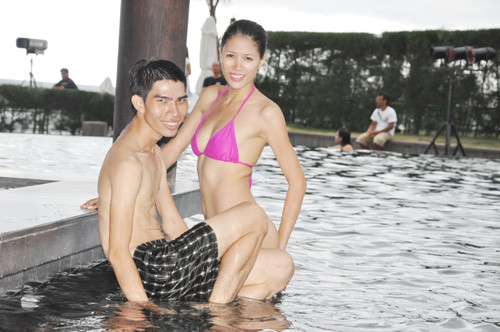 Trang Trần chụp ảnh cùng chuyên gia make-up Quách Xuân Huy tại resort vào tháng 6/2010. (Theo zing) Trang Trần chụp ảnh cùng chuyên gia make-up Quách Xuân Huy tại resort vào tháng 6/2010. (Theo zing)