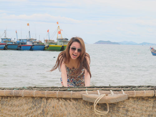 Ngân Khánh tinh nghịch trước biển quê Quy Nhơn vào tháng 7/2010. >>Nhan sắc mặn mà của nữ diễn viên Ngân Khánh Ngân Khánh tinh nghịch trước biển quê Quy Nhơn vào tháng 7/2010. >>Nhan sắc mặn mà của nữ diễn viên Ngân Khánh