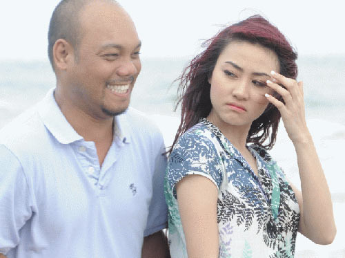 Ngân Khánh và phó đạo diễn phim “Tham vọng” Vũ Huân trong một cảnh quay ở biển Vũng Tàu vào tháng 10/2008. >>Nhan sắc mặn mà của nữ diễn viên Ngân Khánh Ngân Khánh và phó đạo diễn phim “Tham vọng” Vũ Huân trong một cảnh quay ở biển Vũng Tàu vào tháng 10/2008. >>Nhan sắc mặn mà của nữ diễn viên Ngân Khánh