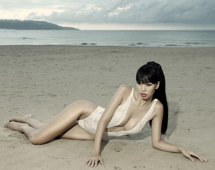 Siêu mẫu Hà Anh có dịp khoe những đường cong nóng bỏng với các mẫu bikini mới nhất cho mùa hè năm 2011.