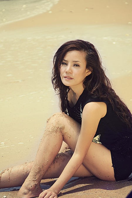 Trong trang phục thun đen, quần ngắn áo cổ rộng, cô nàng “xì trum” này đã tạo dáng một mình trên biển vắng, như tả lại những nổi nhớ nhung, đợi chờ ai đó trong những niềm vui da diết. Trong trang phục thun đen, quần ngắn áo cổ rộng, cô nàng “xì trum” này đã tạo dáng một mình trên biển vắng, như tả lại những nổi nhớ nhung, đợi chờ ai đó trong những niềm vui da diết.