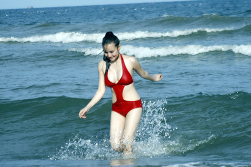 Sau một mùa hè bận rộn với việc phát hành album rồi các chương trình ca nhạc lớn nhỏ kéo dài suốt dọc chiều dài đất nước, Vy Oanh quyết định tự thưởng cho mình một kỳ nghỉ tại khu resort sang trọng ở Phan Thiết. Sau một mùa hè bận rộn với việc phát hành album rồi các chương trình ca nhạc lớn nhỏ kéo dài suốt dọc chiều dài đất nước, Vy Oanh quyết định tự thưởng cho mình một kỳ nghỉ tại khu resort sang trọng ở Phan Thiết.