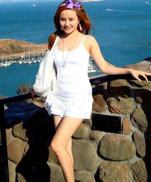 Vy Oanh tới ngắm cảnh đẹp trên vịnh San Francisco và chiêm ngưỡng cây cầu treo nổi tiếng từng giữ kỷ lục dài nhất thế giới nhân chuyến đi lưu diễn ở Mỹ vào tháng 8/2011. Vy Oanh tới ngắm cảnh đẹp trên vịnh San Francisco và chiêm ngưỡng cây cầu treo nổi tiếng từng giữ kỷ lục dài nhất thế giới nhân chuyến đi lưu diễn ở Mỹ vào tháng 8/2011.