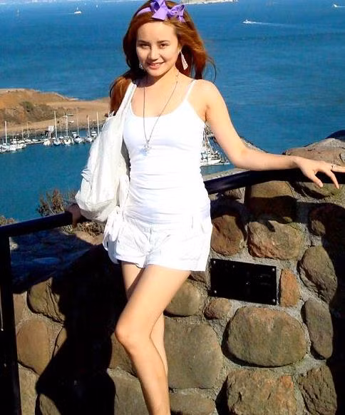 Vy Oanh tới ngắm cảnh đẹp trên vịnh San Francisco và chiêm ngưỡng cây cầu treo nổi tiếng từng giữ kỷ lục dài nhất thế giới nhân chuyến đi lưu diễn ở Mỹ vào tháng 8/2011.