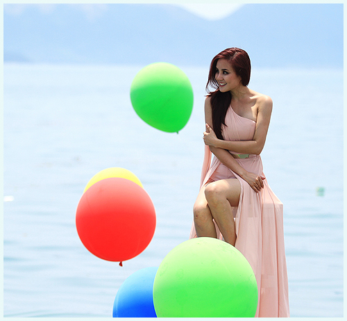 Vy Oanh đã có những cảnh quay cực đẹp trong album mới Fly khi chọn bối cảnh thôn quê dân dã hoặc thả dáng trên bãi biển với rất nhiều bóng bay... Vy Oanh đã có những cảnh quay cực đẹp trong album mới Fly khi chọn bối cảnh thôn quê dân dã hoặc thả dáng trên bãi biển với rất nhiều bóng bay...