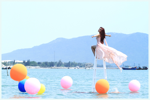 MV sử dụng hệ thống thiết bị hiện đại nhất mà thế giới đang sử dụng và đầu tư nhiều như thiết kế khung sắt, đưa xe bay lên trời, đưa máy móc xuống biển, đặt hàng chiếc xe container phải phá một thùng ngang ra làm sân khấu lưu động, hơn 2000 quả bóng bay bên trong là một khinh khí cầu.. MV sử dụng hệ thống thiết bị hiện đại nhất mà thế giới đang sử dụng và đầu tư nhiều như thiết kế khung sắt, đưa xe bay lên trời, đưa máy móc xuống biển, đặt hàng chiếc xe container phải phá một thùng ngang ra làm sân khấu lưu động, hơn 2000 quả bóng bay bên trong là một khinh khí cầu..