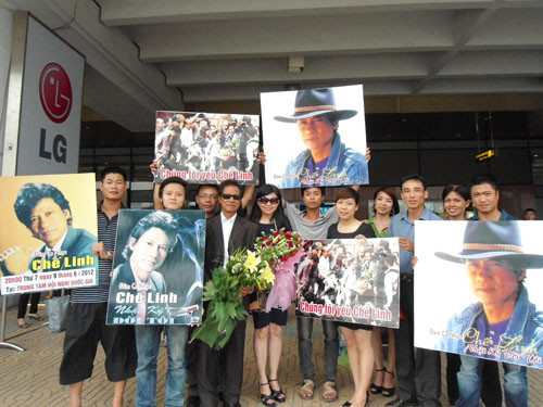 Một điều khá bất ngờ là ngay khi đặt chân đến sân bay Nội Bài, Chế Linh đã nhận được sự quan tâm của khán giả trẻ, những người vốn được coi là thích dòng nhạc sôi động chứ không phải bolero. Chế Linh cho biết, ông rất cảm động trước sự nhiệt tình của khán giả. Từ tình cảm đó, ông sẽ đền đáp hết mình trong liveshow. (Theo NLĐ) Một điều khá bất ngờ là ngay khi đặt chân đến sân bay Nội Bài, Chế Linh đã nhận được sự quan tâm của khán giả trẻ, những người vốn được coi là thích dòng nhạc sôi động chứ không phải bolero. Chế Linh cho biết, ông rất cảm động trước sự nhiệt tình của khán giả. Từ tình cảm đó, ông sẽ đền đáp hết mình trong liveshow. (Theo NLĐ)