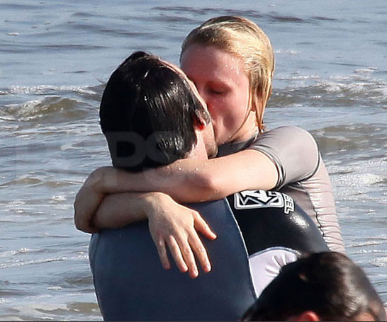 Nụ hôn đắm đuối của Anna Paquin và Stephen Moyer giữa sóng biển Venice.