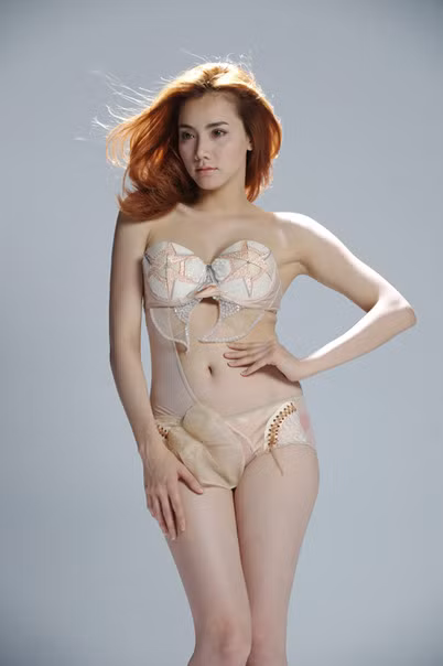 Là người mẫu thời trang, diễn viên điện ảnh, Trang Nhung thường xuyên chụp ảnh cùng bikini.