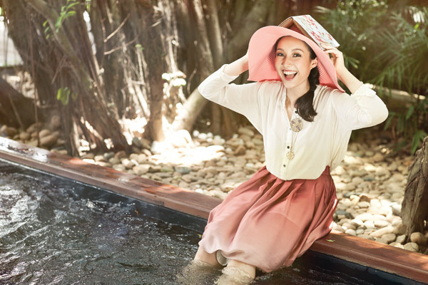 Trong single đầu tay, ngoài hai bài hát cũ Tuổi 16 và Hát cho hành tinh xanh (được phối khí và thu âm lại), Anna còn tự tin khoe cả sáng tác của mình bằng tiếng Anh, Fix it for you. Cô thẹn thùng bật mí, ca khúc này nói về tâm trạng của cô gái mới lớn thầm thích người con trai nhưng không dám thổ lộ. (Theo vne) Trong single đầu tay, ngoài hai bài hát cũ Tuổi 16 và Hát cho hành tinh xanh (được phối khí và thu âm lại), Anna còn tự tin khoe cả sáng tác của mình bằng tiếng Anh, Fix it for you. Cô thẹn thùng bật mí, ca khúc này nói về tâm trạng của cô gái mới lớn thầm thích người con trai nhưng không dám thổ lộ. (Theo vne)