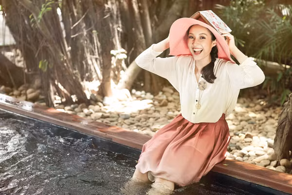 Trong single đầu tay, ngoài hai bài hát cũ Tuổi 16 và Hát cho hành tinh xanh (được phối khí và thu âm lại), Anna còn tự tin khoe cả sáng tác của mình bằng tiếng Anh, Fix it for you. Cô thẹn thùng bật mí, ca khúc này nói về tâm trạng của cô gái mới lớn thầm thích người con trai nhưng không dám thổ lộ. (Theo vne) Trong single đầu tay, ngoài hai bài hát cũ Tuổi 16 và Hát cho hành tinh xanh (được phối khí và thu âm lại), Anna còn tự tin khoe cả sáng tác của mình bằng tiếng Anh, Fix it for you. Cô thẹn thùng bật mí, ca khúc này nói về tâm trạng của cô gái mới lớn thầm thích người con trai nhưng không dám thổ lộ. (Theo vne)