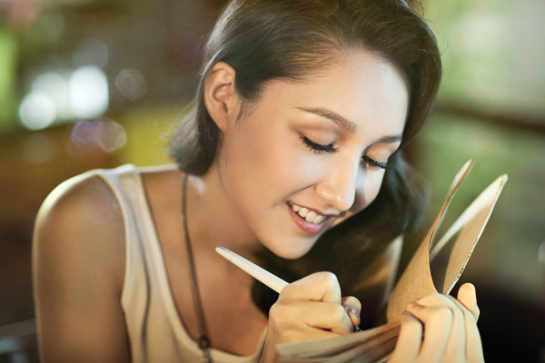 Mặc dù từng ra mắt ca khúc Tuổi 16 vào năm ngoái và gặt hái giải thưởng Ca sĩ triển vọng tại MTV Việt Nam cho MV bài hát này, nhưng gần đây, Anna Trương mới chính thức phát hành single, đánh dấu con đường ca hát chuyên nghiệp. Mặc dù từng ra mắt ca khúc Tuổi 16 vào năm ngoái và gặt hái giải thưởng Ca sĩ triển vọng tại MTV Việt Nam cho MV bài hát này, nhưng gần đây, Anna Trương mới chính thức phát hành single, đánh dấu con đường ca hát chuyên nghiệp.