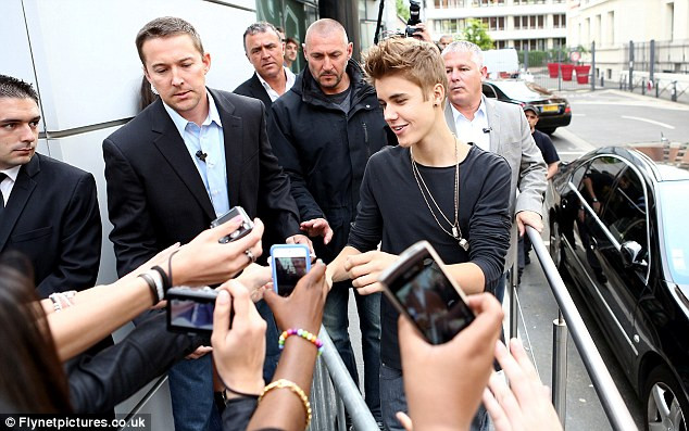 Hình ảnh phấn khích của anh chàng sau buổi biểu diễn. Hình ảnh phấn khích của anh chàng sau buổi biểu diễn.