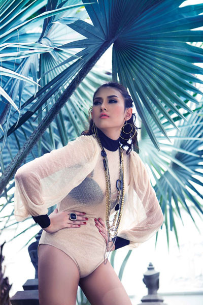 Hoàng Yến đùa với nước trong bộ bikini biến thể bằng lụa ấn tượng vào cuối tháng 7/2010. Hoàng Yến đùa với nước trong bộ bikini biến thể bằng lụa ấn tượng vào cuối tháng 7/2010.