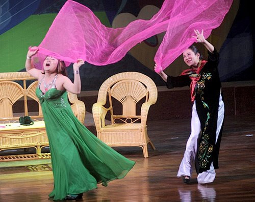 Xuân Hinh cũng là một trong những nghệ sĩ hài diễn nhiều vai giả gái Xuân Hinh cũng là một trong những nghệ sĩ hài diễn nhiều vai giả gái