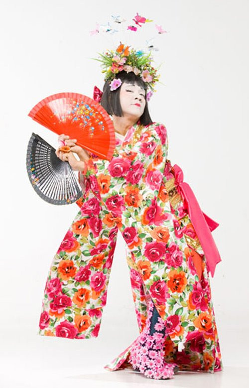 Thành Lộc nổi tiếng với những vai giả gái rất... đẹp và có duyên Thành Lộc nổi tiếng với những vai giả gái rất... đẹp và có duyên