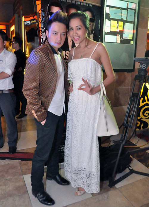 Cao Thái Sơn chụp ảnh cùng Mỹ Xuân tại buổi ra mắt bộ phim Men In Black 3 tối 21/5/2012 tại TPHCM. Cao Thái Sơn chụp ảnh cùng Mỹ Xuân tại buổi ra mắt bộ phim Men In Black 3 tối 21/5/2012 tại TPHCM.