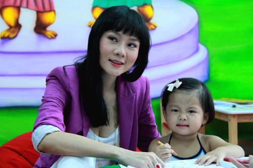 "Danh dự ai cũng có, tôi đang cố gắng sống tốt từng ngày để làm tấm gương cho con gái tôi, vậy thì nếu không thương tôi thì hãy thương những đứa trẻ. Nếu tôi gục ngã một lần nữa, biết đâu tôi không thể đứng dậy được nữa để lo cho con tôi". (Theo VNE) Mặc dù từng ra mắt ca khúc Tuổi 16 vào năm ngoái và gặt hái giải thưởng Ca sĩ triển vọng tại MTV Việt Nam cho MV bài hát này, nhưng gần đây, Anna Trương mới chính thức phát hành single, đánh dấu con đường ca hát chuyên nghiệp. Trong single đầu tay, ngoài hai bài hát cũ Tuổi 16 và Hát cho hành tinh xanh (được phối khí và thu âm lại), Anna còn tự tin khoe cả sáng tác của mình bằng tiếng Anh, Fix it for you. Cô thẹn thùng bật mí, ca khúc này nói về tâm trạng của cô gái mới lớn thầm thích người con trai nhưng không dám thổ lộ. (Theo vne) Sau các tin đồn đồng tính và lừa gạt, nam ca sĩ của “Con đường mưa” sẽ xuất hiện trở lại trong chương trình ca nhạc mang tên Bay Show vào cuối tuần này diễn ra tại Tuần Châu. Bay Show là một trong những chương trình ca nhạc mang phong cách cabaret châu Âu và sự pha trộn của các tiết mục Việt Nam với màn trình diễn sôi động, bốc lửa. Sau đêm khai mạc với phần biểu diễn bốc lửa của ca sĩ Hoàng Thuỳ Linh, Cao Thái Sơn sẽ xuất hiện với vai trò ngôi sao của đêm và trình diễn ba bài hát. (Theo VNE) "Danh dự ai cũng có, tôi đang cố gắng sống tốt từng ngày để làm tấm gương cho con gái tôi, vậy thì nếu không thương tôi thì hãy thương những đứa trẻ. Nếu tôi gục ngã một lần nữa, biết đâu tôi không thể đứng dậy được nữa để lo cho con tôi". (Theo VNE) Mặc dù từng ra mắt ca khúc Tuổi 16 vào năm ngoái và gặt hái giải thưởng Ca sĩ triển vọng tại MTV Việt Nam cho MV bài hát này, nhưng gần đây, Anna Trương mới chính thức phát hành single, đánh dấu con đường ca hát chuyên nghiệp. Trong single đầu tay, ngoài hai bài hát cũ Tuổi 16 và Hát cho hành tinh xanh (được phối khí và thu âm lại), Anna còn tự tin khoe cả sáng tác của mình bằng tiếng Anh, Fix it for you. Cô thẹn thùng bật mí, ca khúc này nói về tâm trạng của cô gái mới lớn thầm thích người con trai nhưng không dám thổ lộ. (Theo vne) Sau các tin đồn đồng tính và lừa gạt, nam ca sĩ của “Con đường mưa” sẽ xuất hiện trở lại trong chương trình ca nhạc mang tên Bay Show vào cuối tuần này diễn ra tại Tuần Châu. Bay Show là một trong những chương trình ca nhạc mang phong cách cabaret châu Âu và sự pha trộn của các tiết mục Việt Nam với màn trình diễn sôi động, bốc lửa. Sau đêm khai mạc với phần biểu diễn bốc lửa của ca sĩ Hoàng Thuỳ Linh, Cao Thái Sơn sẽ xuất hiện với vai trò ngôi sao của đêm và trình diễn ba bài hát. (Theo VNE)