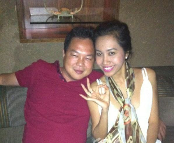 "Quý ông" duy nhất đến lúc này chụp ảnh cùng Mỹ Xuân chưa được xác định danh tính, được cho là người yêu của cô hoa hậu này, được Mỹ Xuân giới thiệu trên facebook được 2 ngày trước khi bị bắt vì hành vi bán dâm. "Quý ông" duy nhất đến lúc này chụp ảnh cùng Mỹ Xuân chưa được xác định danh tính, được cho là người yêu của cô hoa hậu này, được Mỹ Xuân giới thiệu trên facebook được 2 ngày trước khi bị bắt vì hành vi bán dâm.