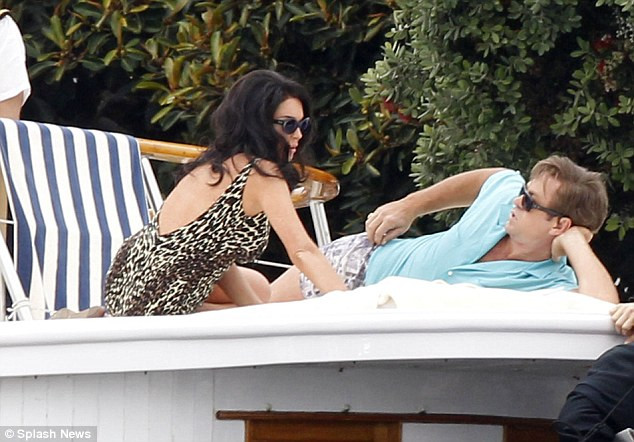 Cảnh quay đầu tiên của cô nàng lắm chiêu là tái hiện không gian thơ mộng trên bãi biển cùng người tình (do diễn viên Grant Bowler) tại Los Angeles. Cảnh quay đầu tiên của cô nàng lắm chiêu là tái hiện không gian thơ mộng trên bãi biển cùng người tình (do diễn viên Grant Bowler) tại Los Angeles.