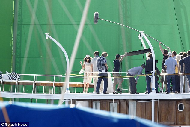 "Liz and Dick" kể về mối tình đẹp nhưng nhiều trắc trở giữa Taylor và nam diễn viên Richard Burton, người mà diễn viên quá cố thừa nhận đó chính là tình yêu đích thực của cuộc đời mình. "Liz and Dick" kể về mối tình đẹp nhưng nhiều trắc trở giữa Taylor và nam diễn viên Richard Burton, người mà diễn viên quá cố thừa nhận đó chính là tình yêu đích thực của cuộc đời mình.