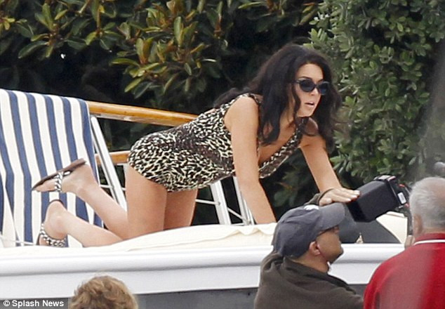 Nhà sản xuất Larry Thompson cho biết, ông có cảm nhận Lindsay Lohan và Elizabeth Taylor có nhiều điểm giống nhau đến bất ngờ, vì vậy ông rất mong muốn Lohan sẽ làm sống lại những hình ảnh của cặp tình nhân nổi tiếng một thời. Nhà sản xuất Larry Thompson cho biết, ông có cảm nhận Lindsay Lohan và Elizabeth Taylor có nhiều điểm giống nhau đến bất ngờ, vì vậy ông rất mong muốn Lohan sẽ làm sống lại những hình ảnh của cặp tình nhân nổi tiếng một thời.