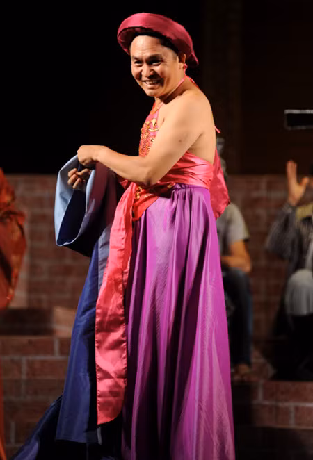 Nghệ sĩ ưu tú Xuân Hinh đóng giả gái diễn Thị Mầu trong "Cao Bá Quát"