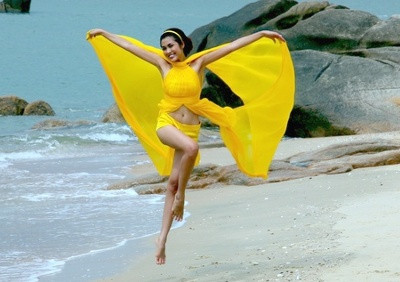 Tăng Thanh Hà quyến rũ như bướm vàng trên biển xanh.