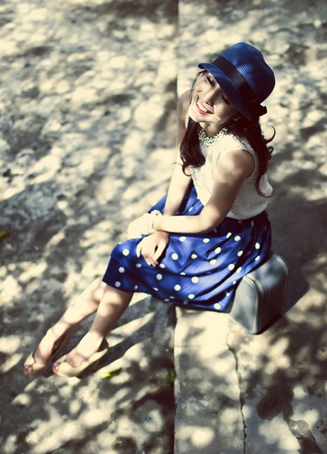 Dưới ánh nắng hè rực rỡ, tán cây che mát bên bờ biển, Hà Tăng tươi trẻ và kiêu sa.