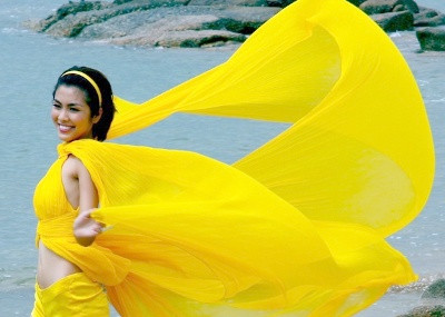 Theo kịch bản trong phim, cô hoa hậu Ngô Đồng làm người mẫu bikini. Đạo diễn Dũng "Khùng" bình luận, đá mấp mô và ốc bám trên đá "đau gần chết" mà diễn viên vẫn diễn rất khí thế.