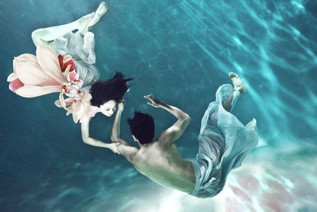 Nhiếp ảnh gia Zena Holloway đã giúp đôi vợ chồng mới cưới có một bộ ảnh đẹp để đời. Nhiếp ảnh gia Zena Holloway đã giúp đôi vợ chồng mới cưới có một bộ ảnh đẹp để đời.