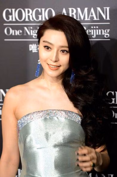 Nữ diễn viên họ Phạm vẫn tạo được sự lôi cuốn mạnh mẽ với mái tóc buông dài một bên.