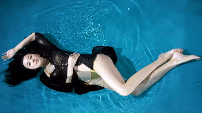 Được biết đến với nhiều vai diễn dịu dàng, trong sáng, Tôn Phi Phi đã tạo cho công chúng khám phá thêm vẻ đẹp của mình, vẻ đẹp sexy và cuốn hút.